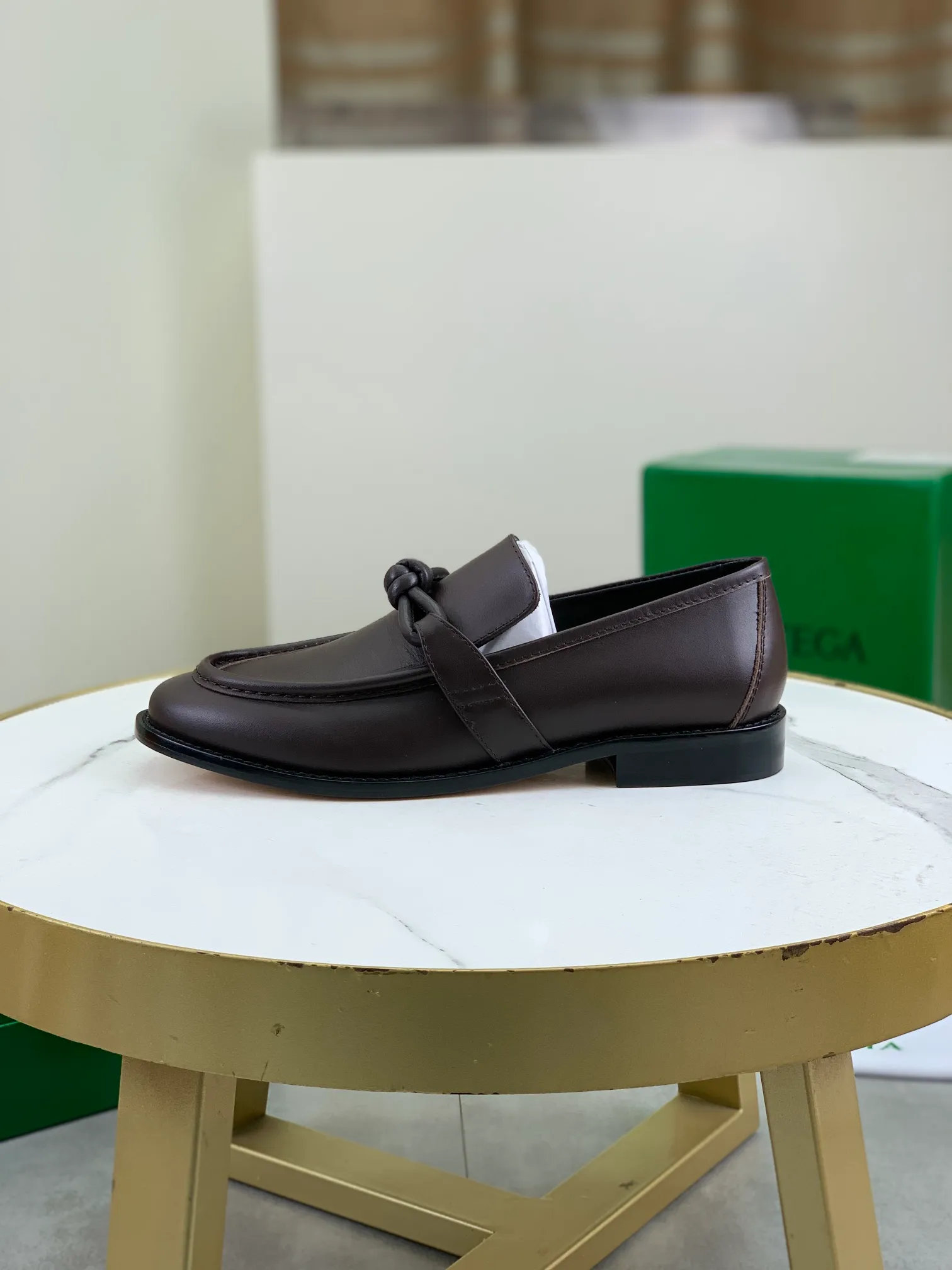 Men's shoes 💰P820 [New model] (genuine leather outsole) water-dyed cow lining 💰High-quality business couple leather shoes 💎💎💎 BOTTEGA VENETA official website synchronizes the latest top version of BV in the market, accept material comparison, shoe type comparison, process comparison, practical and textured, versatile and suitable for any occasion, the more you look at it, the more flavorful it becomes. Purely hand-knitted craftsmanship - Upper material, calfskin imported from Italy 🇮🇹 - High-quality water-dyed cowhide lining - Original private model customized leather outsole -Size: Female 35-39 (40 ordered) Male 39-44 (38 45 can be customized) Color: Multiple colors available